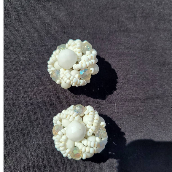 Vintage White‎ Iridescent Twisted Cluster Seed Bead Round Fob Clip On Earrings - Picture 5 of 9